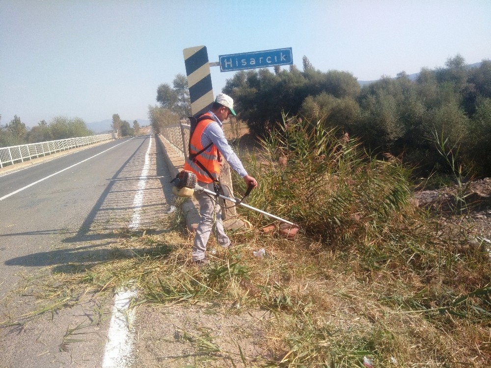 Karayolu kenarlarında yabani ot temizliği 