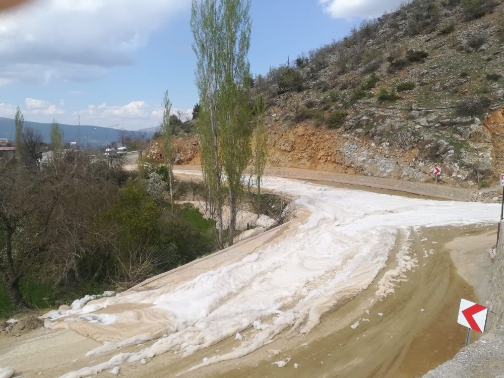 Karayolu sondaj suyundan geçit vermiyor 