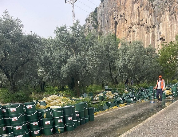 Karayolu turşu bidonlarıyla doldu