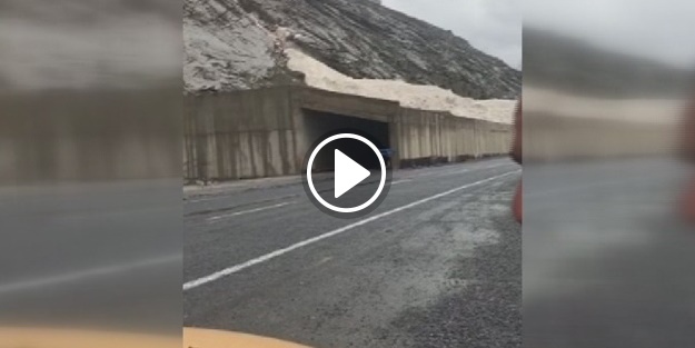 Karayoluna çığ düştü