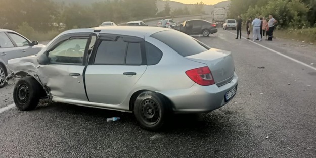 Karayolunda 4 araç birbirine girdi: Yaralılar var