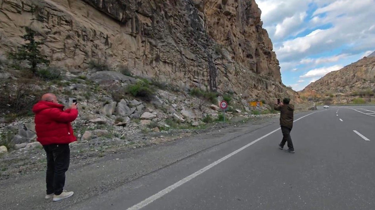Karayolunda beklenmedik görüntü! Sürücüler bir anda karşılarında onları gördü