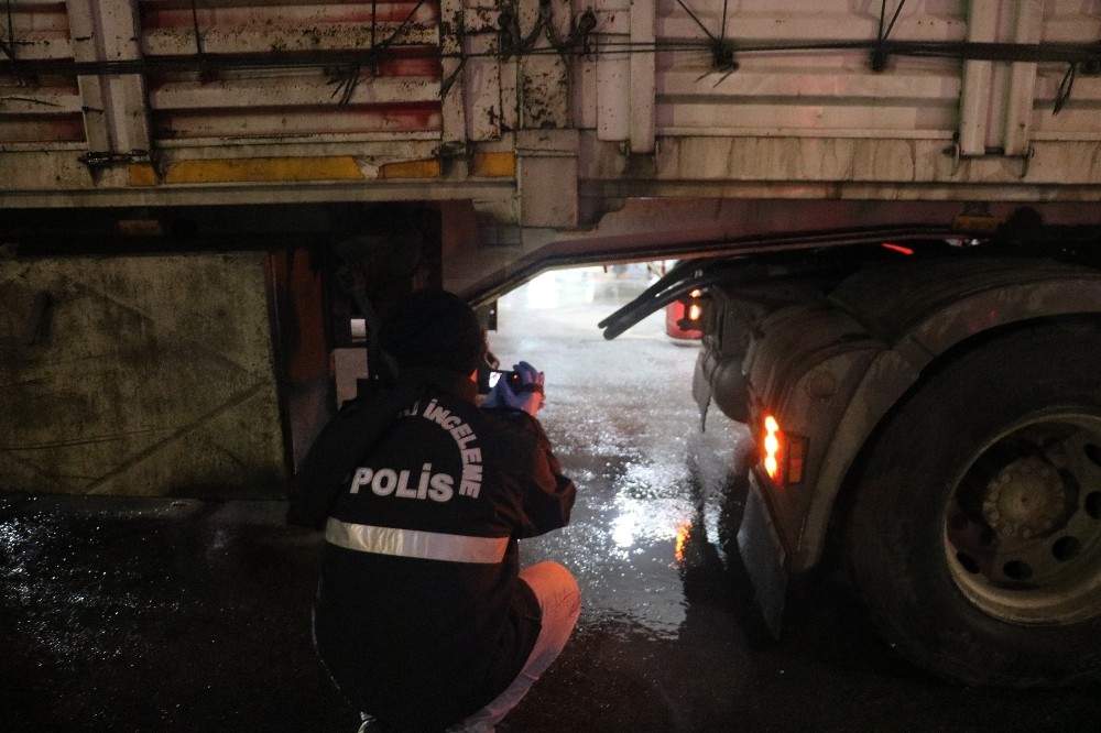 Karayolunda erkek cesedi bulundu 