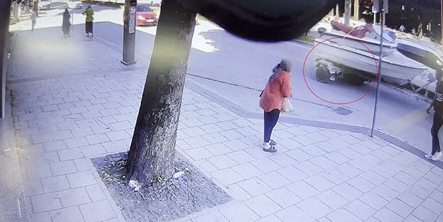 Karayolunda teknenin altında kaldı! Bir garip kaza...