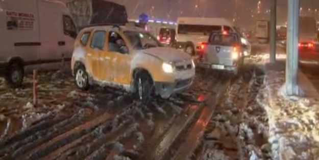 Karda kalan sürücüler ters istikamete döndü