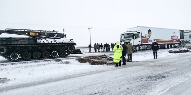 Karda kalan sürücülerin imdadına TSK'nın tankları yetişti
