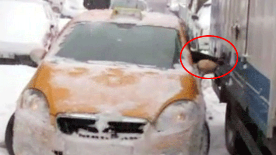 Karda kalan taksiciden ilginç yöntem!