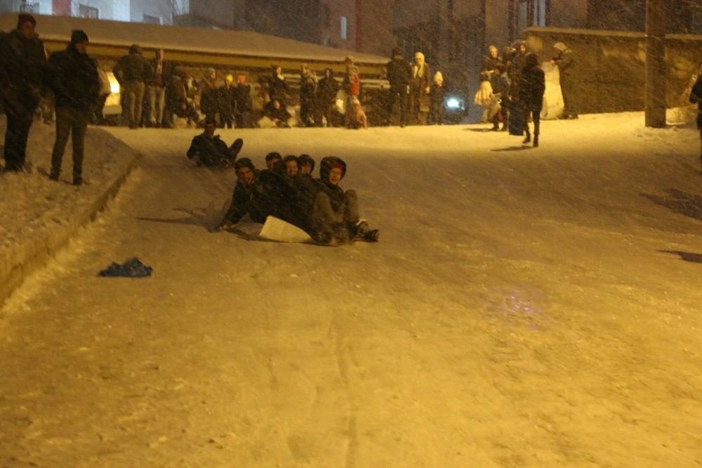 Karda kayabilmek için yoğunluktan sıra beklediler 