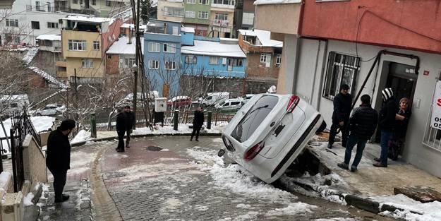 Karda kayan araç doğalgaz kutusunu patlattı! Mahalleli panik yaşadı