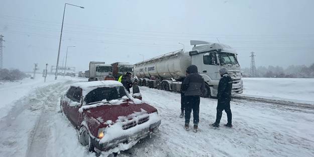 Karda kayan araçlar ulaşımı aksatıyor