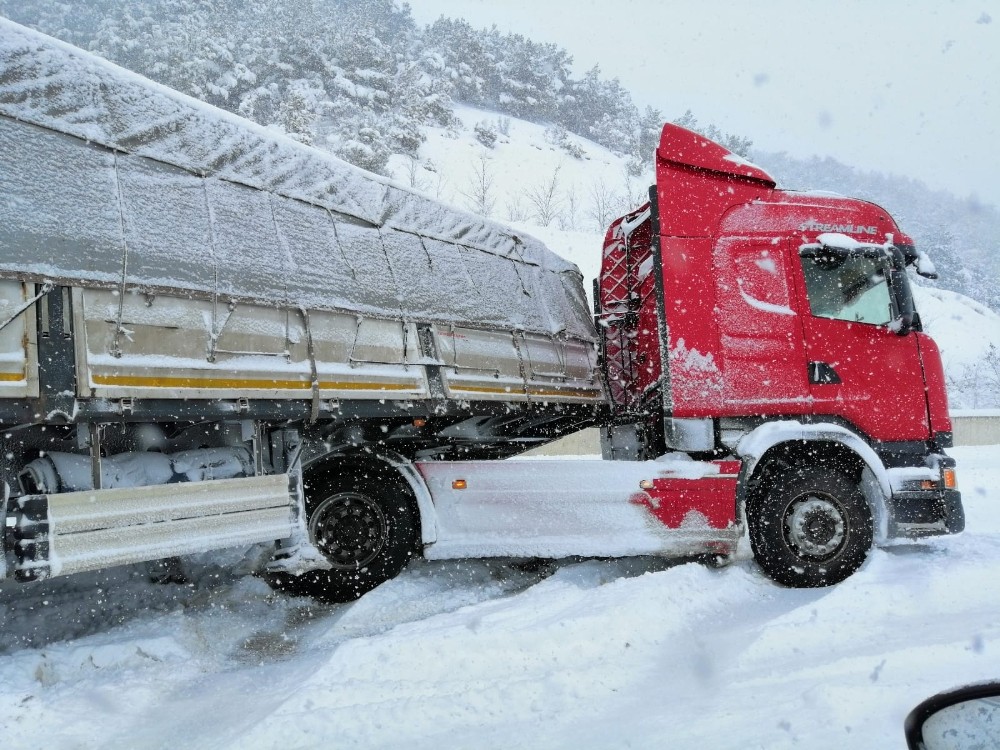 Karda kayan tır, yolu ulaşıma kapattı 
