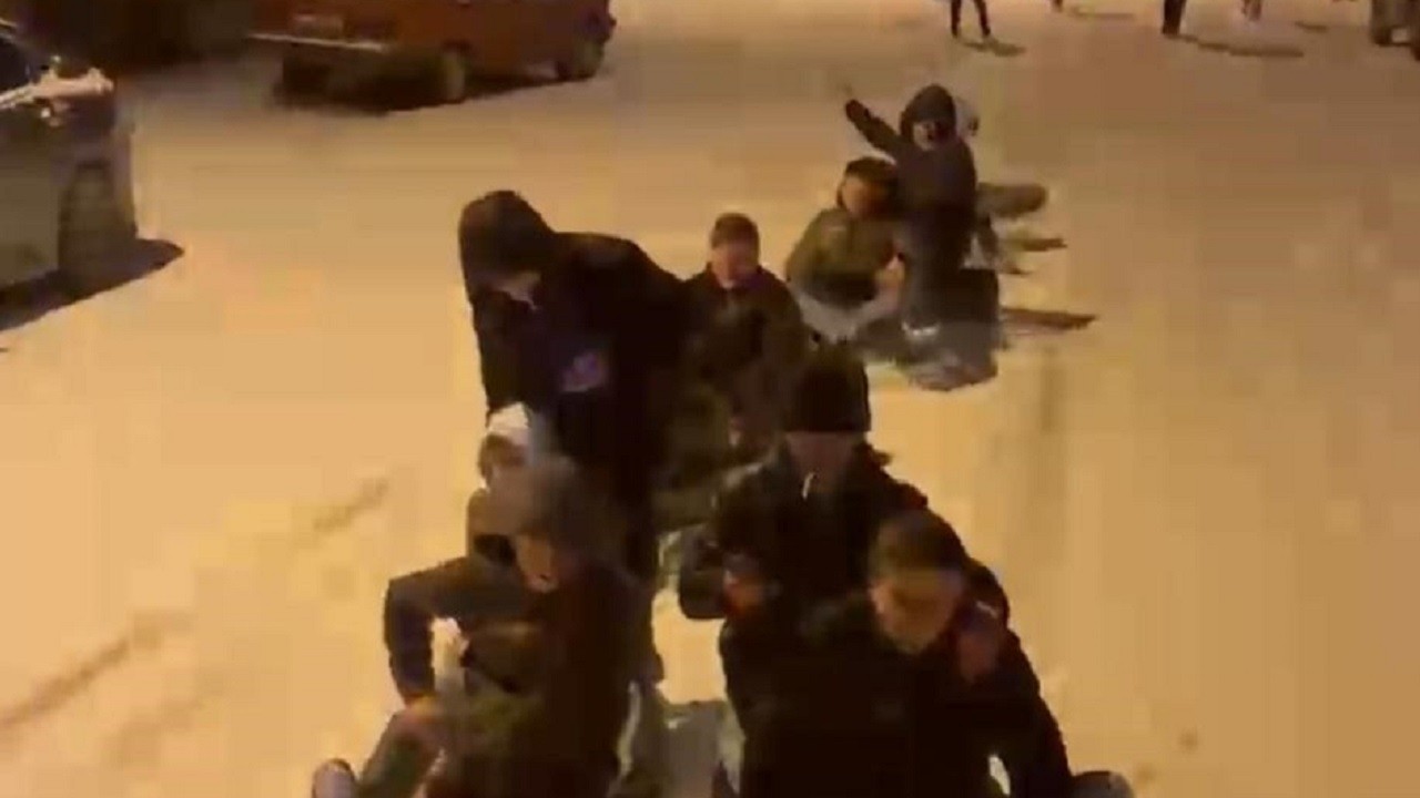 Karda lastik sörfü! Hem eğlenceli hem de tehlikeli yolculuk