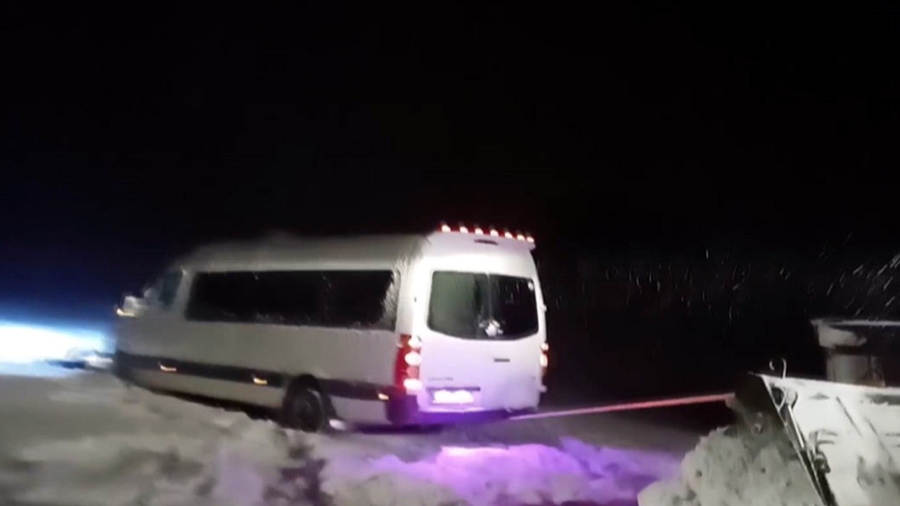 Karda mahsur kalan 10 öğretmen ekipler tarafından kurtarıldı