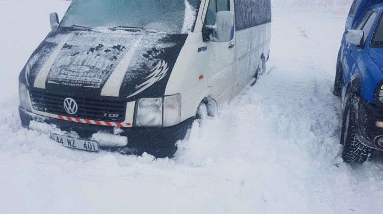 Karda mahsur kalan 15 kişiyi jandarma kurtardı