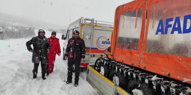 Karda mahsur kalan adamı ekipler kurtardı