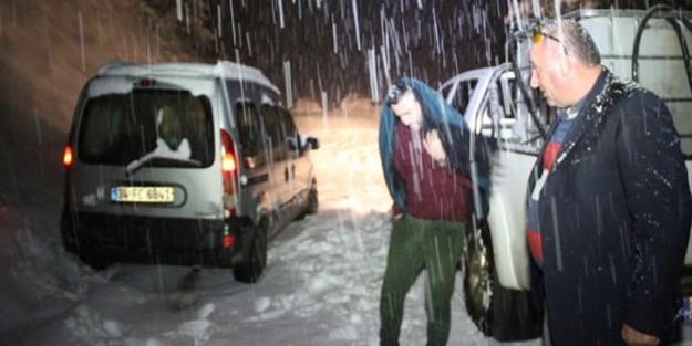 Karda mahsur kalan aile kurtarıldı!