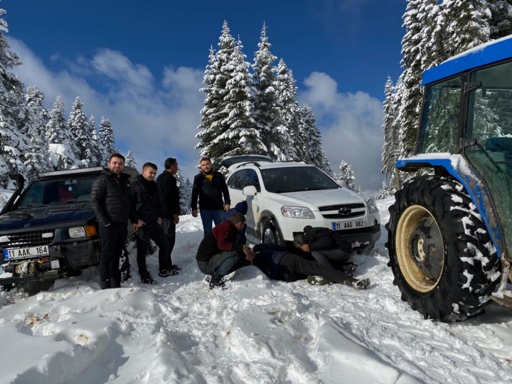 Karda mahsur kalan gençleri off roadçular kurtardı 