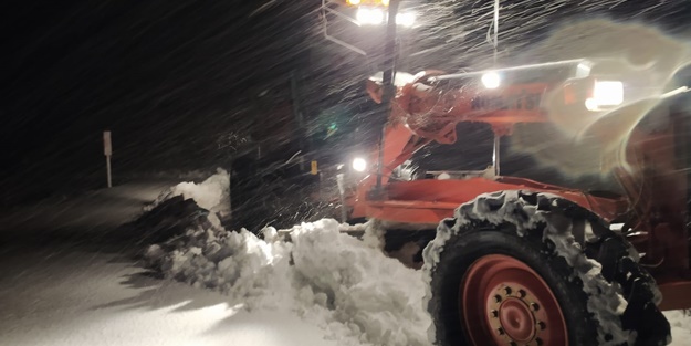 Karda mahsur kalan güvenlik korucuları ve vatandaşlar kurtarıldı