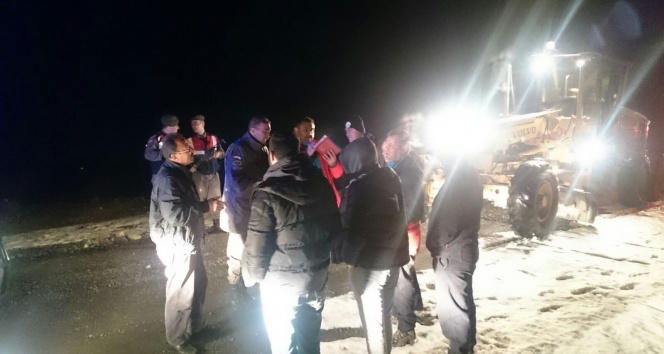 Karda mahsur kalan işçiler kurtarıldı
