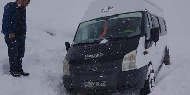 Karda mahsur kalan minibüsteki 13 kişi, 7 saat sonra kurtarıldı