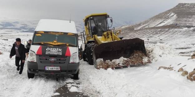Karda mahsur kalan minibüsteki yolcular kurtarıldı