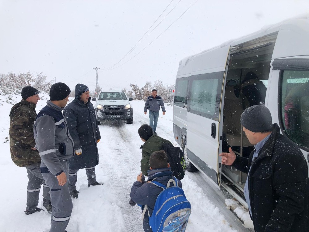Karda mahsur kalan öğrencilerin yardımına Hüyük Belediyesi ekipleri yetişti 