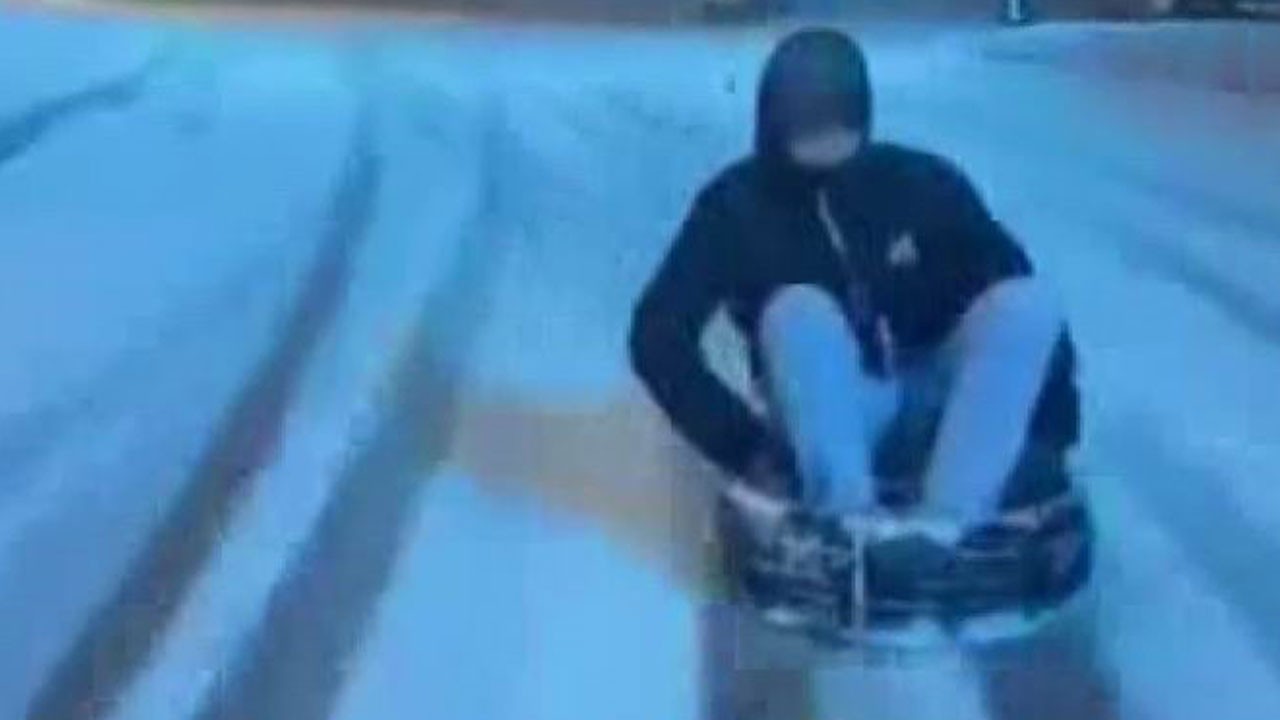 Karda tehlikeli eğlence! Arabanın arkasına bağladı