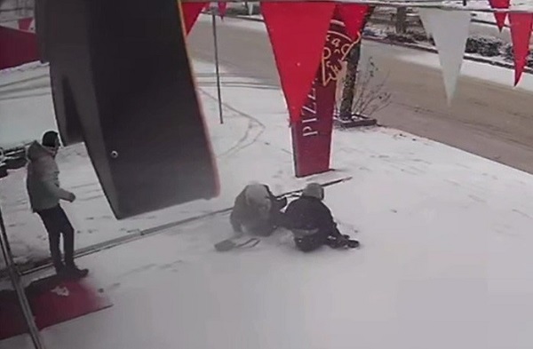 Karda yürümekte böyle zorlandılar!