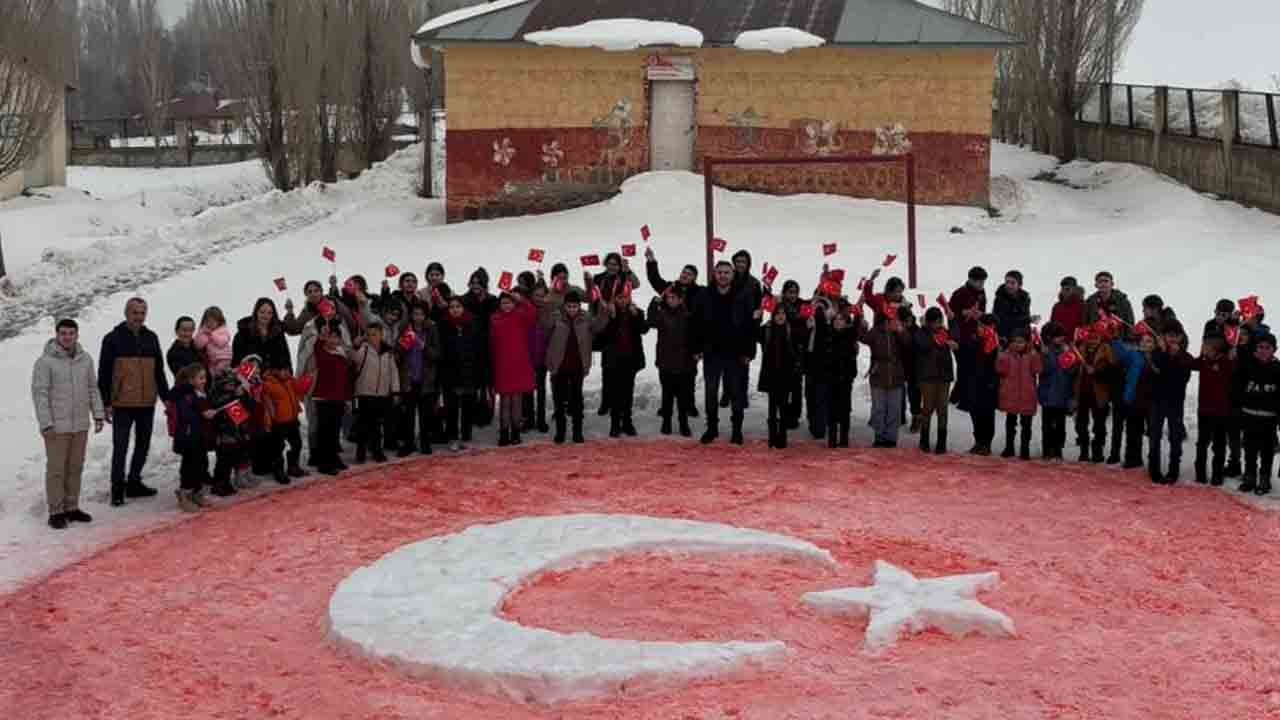 Kardan adam olur da kardan bayrak olmaz mı! Öğrencilerin müthiş eseri