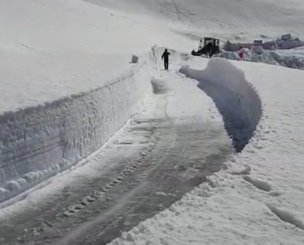 Kardan kapanan Nemrut Dağı yolu yeniden ulaşıma açıldı 