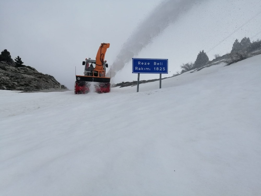 Kardan kapanan Seydişehir-Derebucak yolu trafiğe açıldı 
