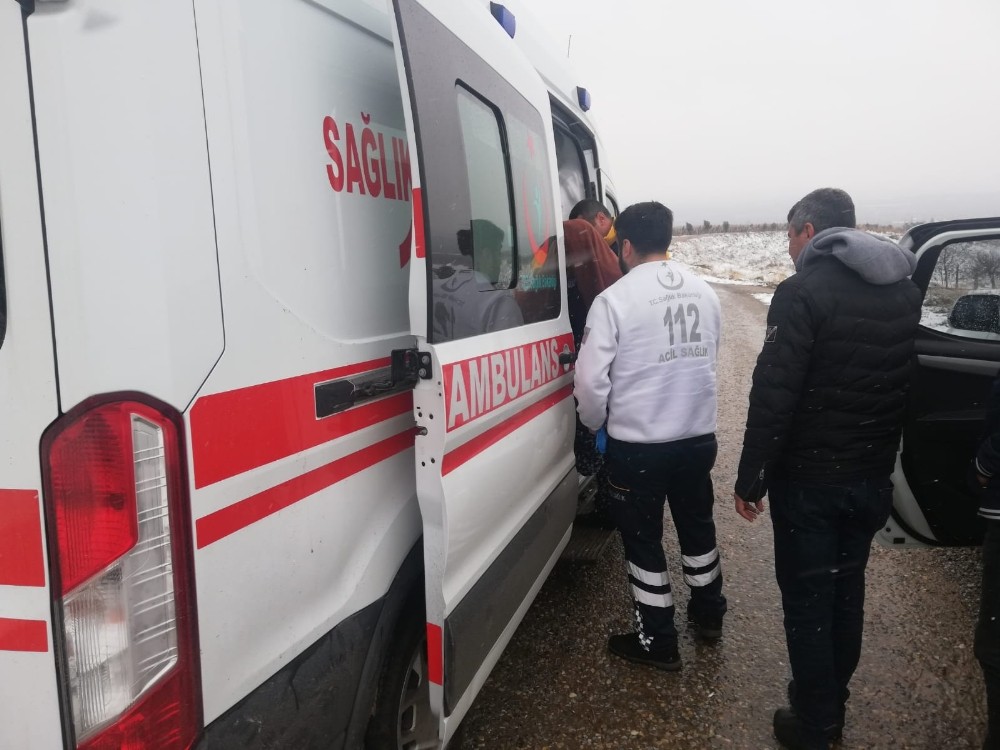 Kardan kapanan yolu açıp yaşlı kadını hastaneye yetiştirdiler 