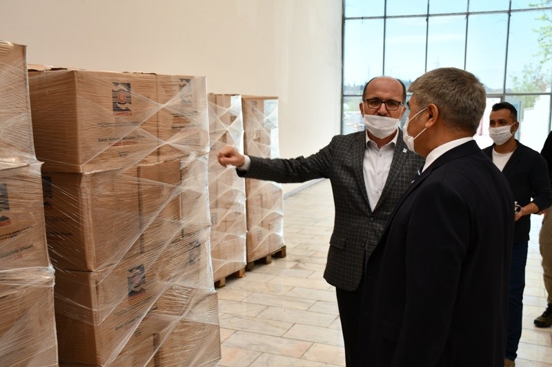 KARDEMİR işçileri gıda yardımlarını vatandaşa bağışladı 
