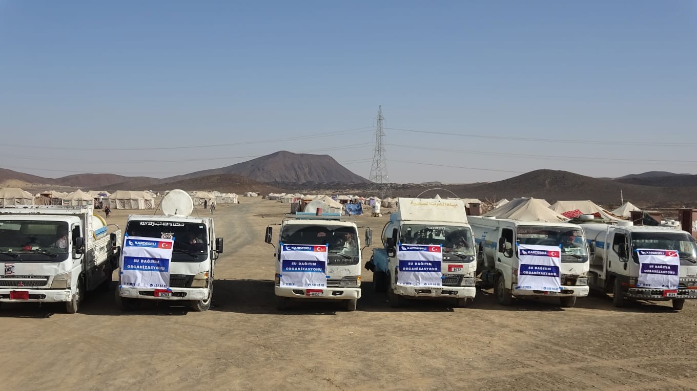 Kardeş Eli Derneği Yemen'e 100 tanker su, 500 koli gıda, 500 koli hijyen paketi dağıtımı gerçekleştirdi