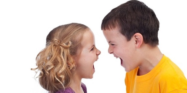 Kardeş kıskançlığa karşı anne babalar nasıl davranmalı?