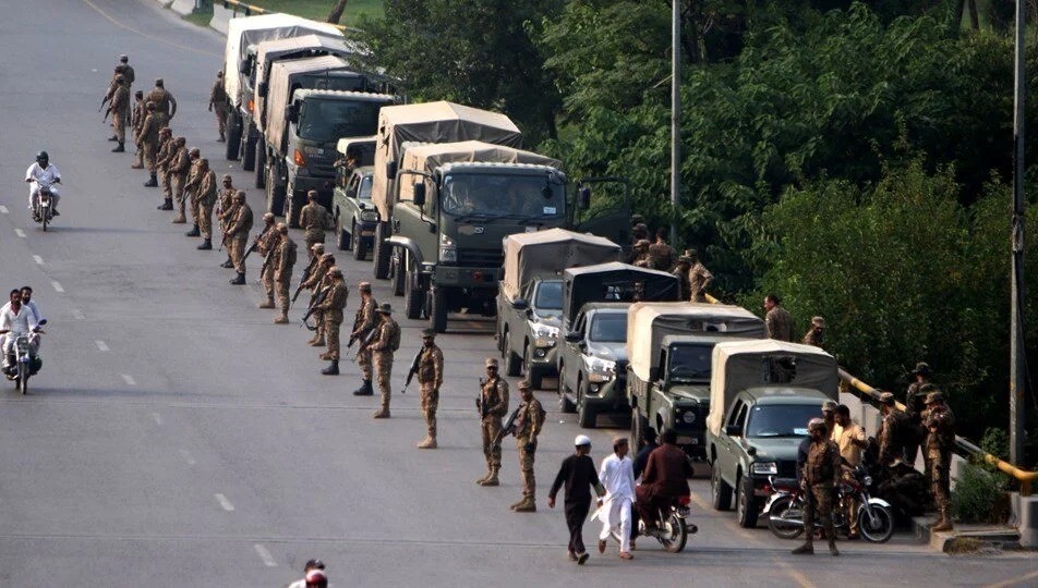 Kardeş ülke karıştı, ordu sokağa indi! Başbakan gözaltında