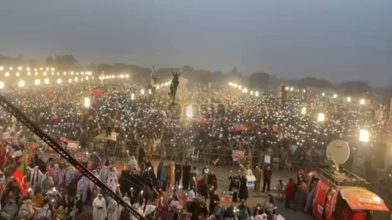Kardeş ülke Pakistan'da karışmak üzere! Sokağa çıkma yasağı ilan edildi