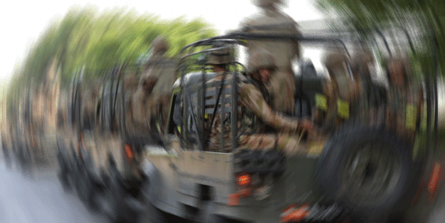 Kardeş ülkede feci olay! Askeri araç dereye uçtu: Ölüler var