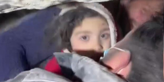 Kardeşi enkazda ölen 2 yaşındaki Dilek'in yüreklere dokunan bakışları!