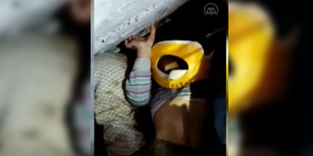 'Kardeşim minik ölebilir' diyen 6 yaşındaki kızın ekiplerle ağlatan konuşması! 'Evimize nasıl girdiniz?'