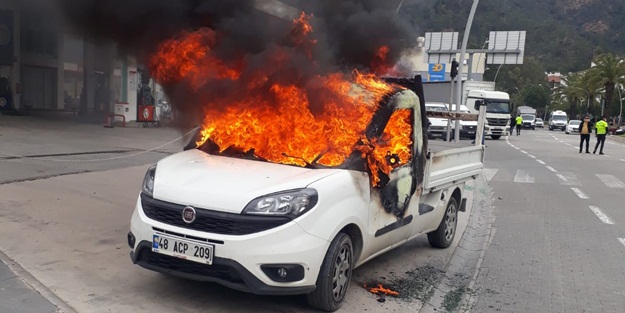 Kardeşine kızdı, ateşe verdi!