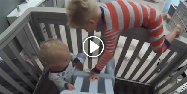 Kardeşini karyoladan bakın nasıl kaçırdı!