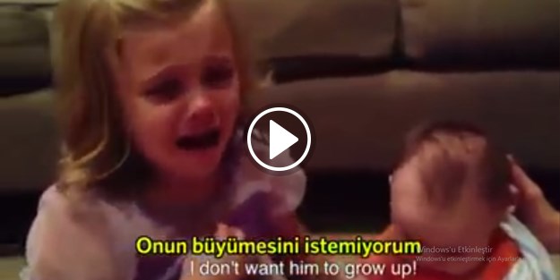 Kardeşinin büyümesini istemeyen küçük kız