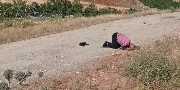 Kardeşinin şehit olduğu yerde namaz kıldı