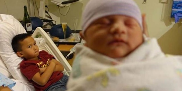 Kardeşlerini öyle bir kıskanıyorlar ki, yüzlerinden okunuyor!