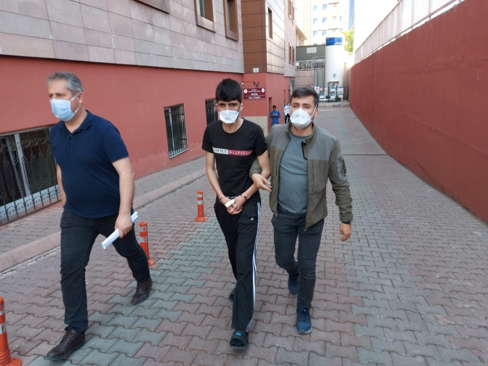 Kardeşlerini uyurken bıçakladı 
