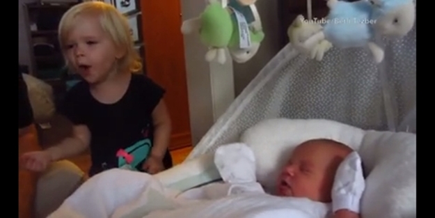 Kardeşleriyle ilk defa karşılaşan çocuklar