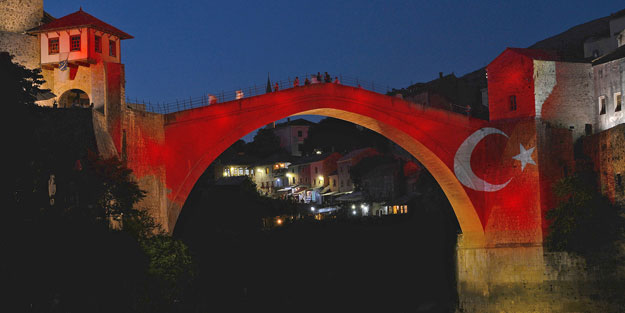 Kardeşten Türkiye'ye renklerle destek