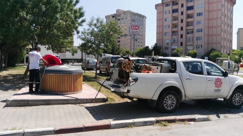 Karesi, hem virüsle hem de haşereyle mücadele ediyor 