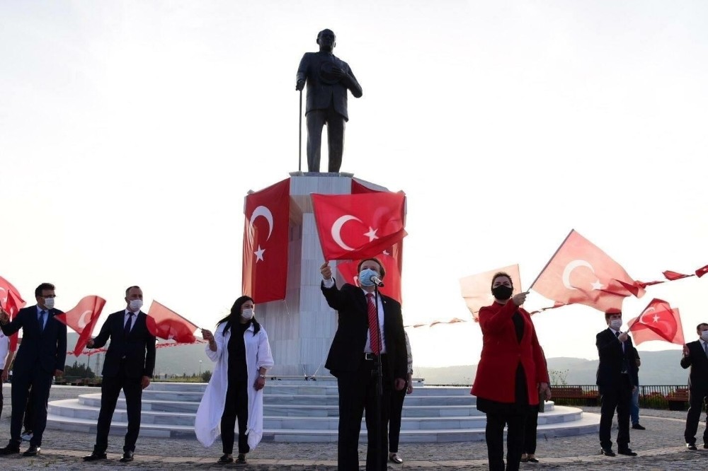 Karesi’de yer gök kırmızı beyaz 